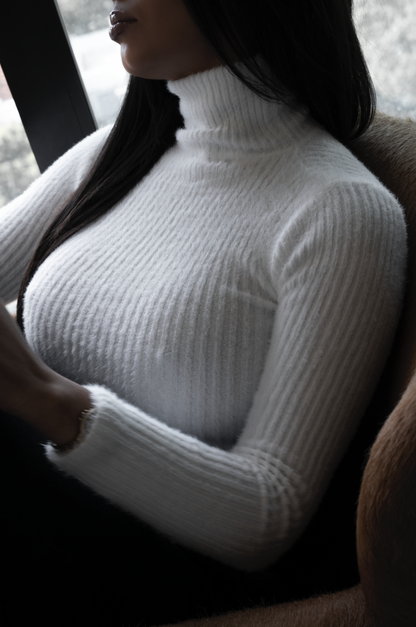 Suéter Crop de Cuello Alto Acanalado – Blanco Puro