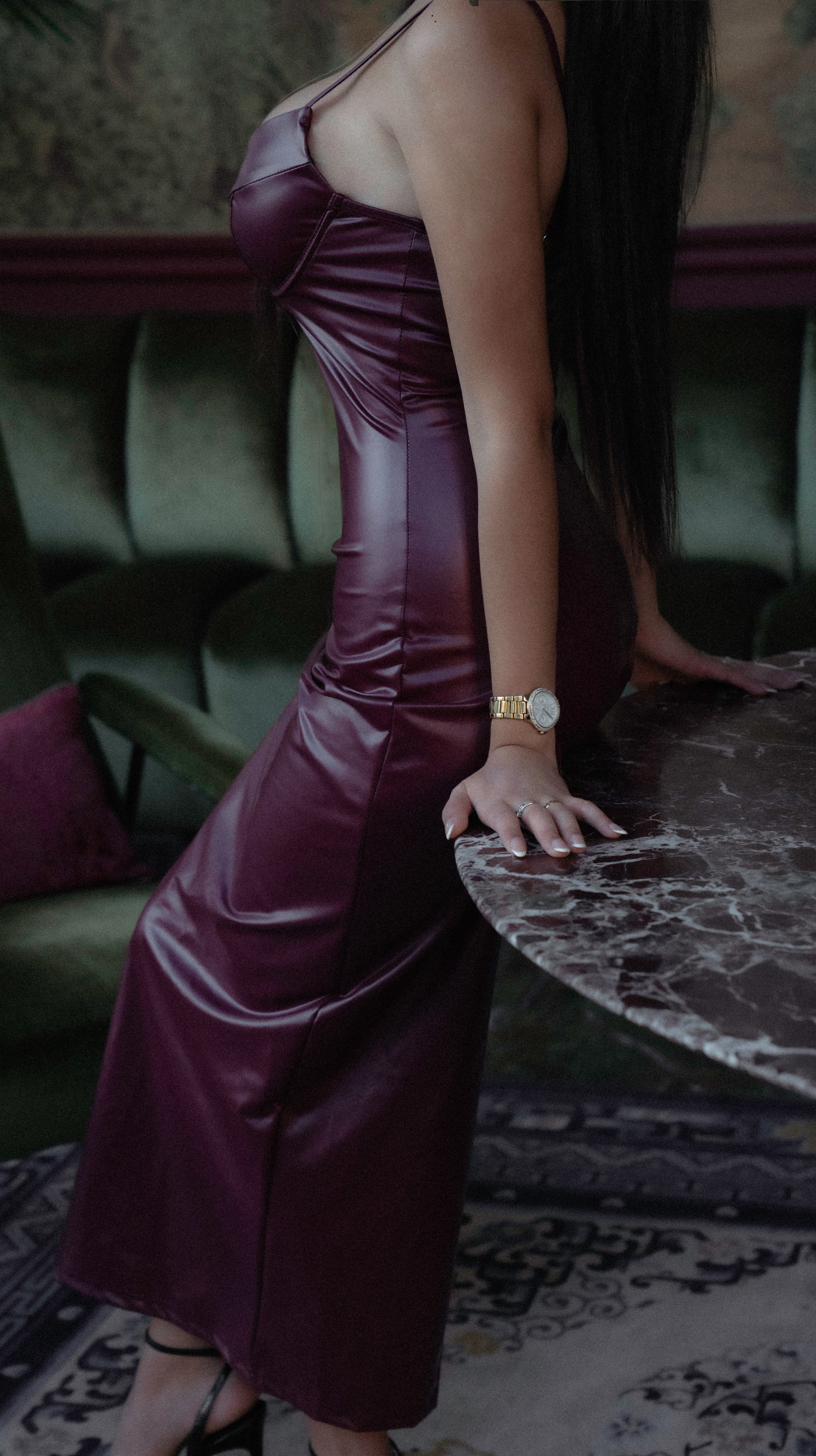 Vestido Midi Ajustado de Cuero Vegano – Granate Intenso
