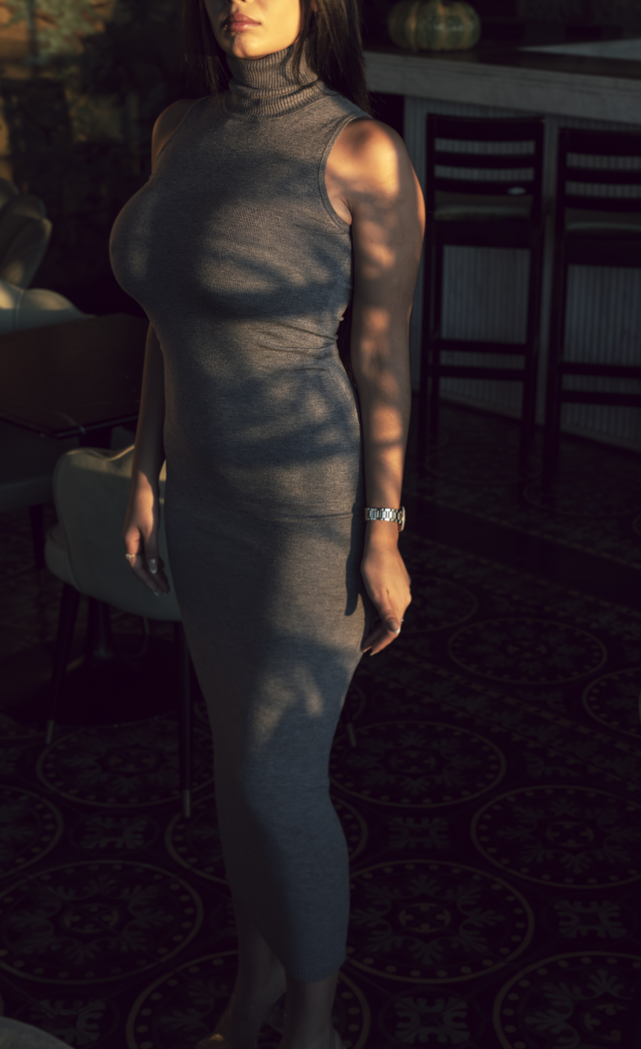 Vestido Maxi Ajustado de Punto con Cuello Alto – Gris Genuina